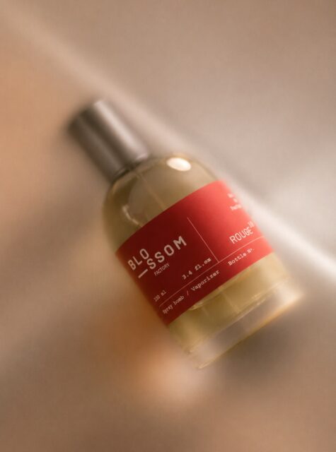 Mientras entramos en la etapa final de nuestros próximos lanzamientos, Rouge 18 sigue siendo la elección perfecta para este invierno.
Con una combinación envolvente de cereza y vainilla, crea una composición cálida, elegante y con mucha personalidad, ideal para acompañarte en los días más fríos.