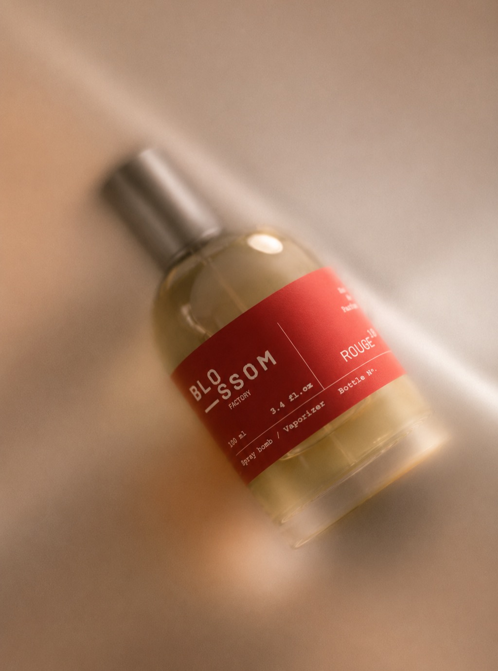Mientras entramos en la etapa final de nuestros próximos lanzamientos, Rouge 18 sigue siendo la elección perfecta para este invierno.
Con una combinación envolvente de cereza y vainilla, crea una composición cálida, elegante y con mucha personalidad, ideal para acompañarte en los días más fríos.